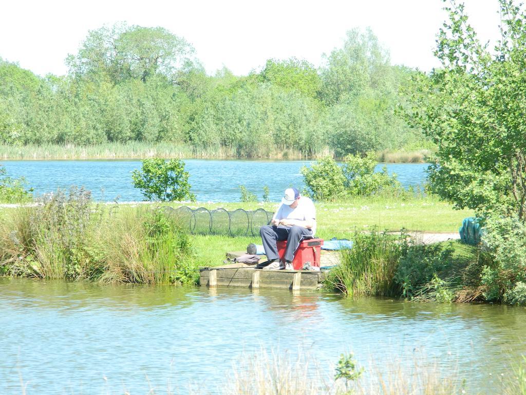 Lake Pochard Holiday Lodges South Cerney Oda fotoğraf